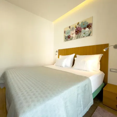 Residences Caroline חוואר
